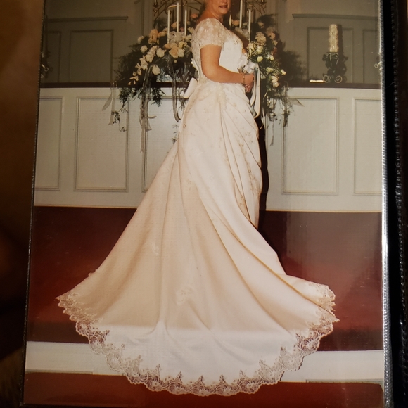 Beautiful off-white wedding gown 18 fits 14